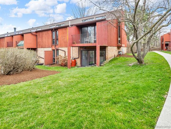 2401 Packard Unit 31D AnnArbor, MI Condo Active - Photo 1 of 14. Opens carousel modal
