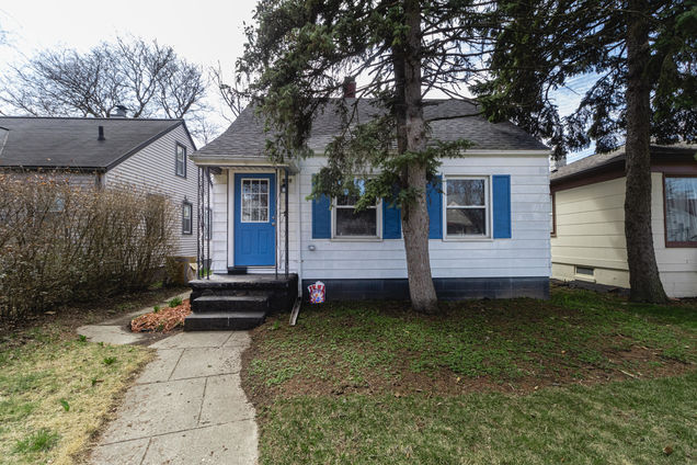 881 Garfield Avenue LincolnPark, MI House Active - Photo 1 of 23. Opens carousel modal