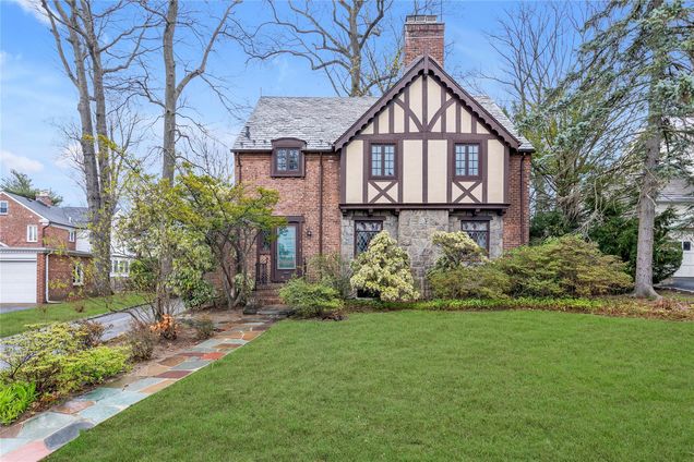 3 Longview Place Great Neck, NY House Sold - Photo 1 of 1. Opens carousel modal