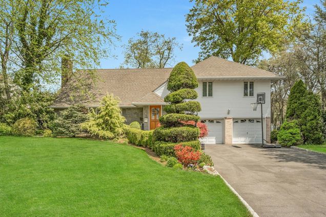 4 Nancy Place Bronxville, NY House Sold - Photo 1 of 1. Opens carousel modal