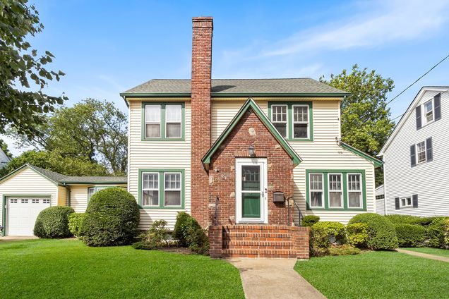 21 Columbia Place Merrick, NY House Active - Photo 1 of 28. Opens carousel modal