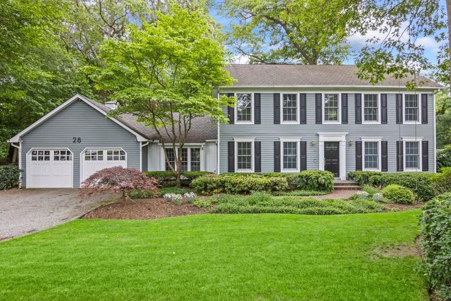 28 Buckingham Meadow Road