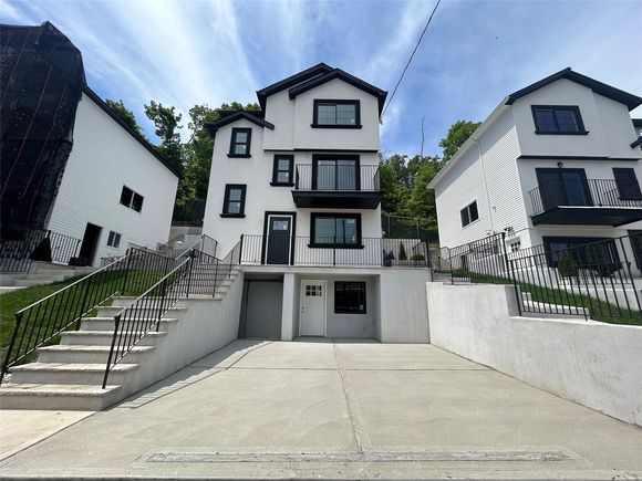 806 Van Duzer Street