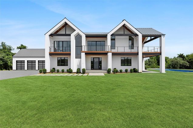 19620 Soundview Avenue Southold, NY House Active - Photo 1 of 16. Opens carousel modal