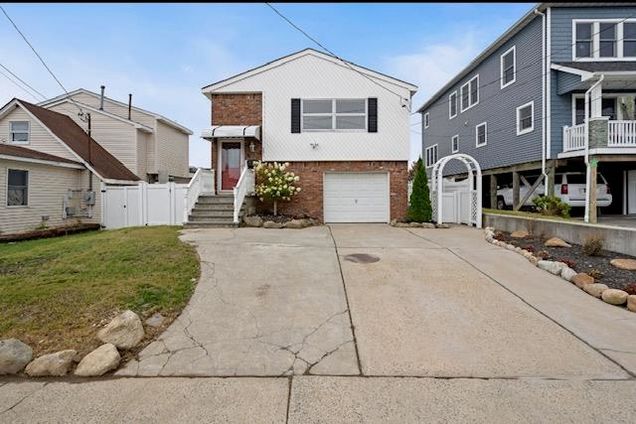 881 Surf Street