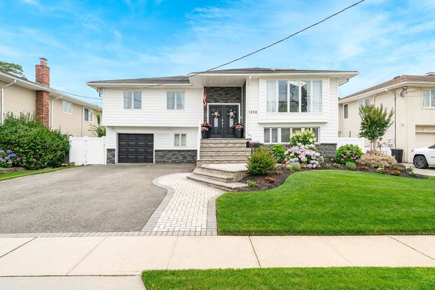 2508 Harbor Lane Bellmore, NY House Active - Photo 1 of 31. Opens carousel modal