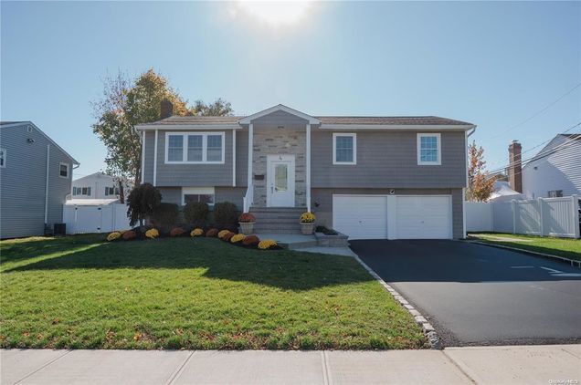 4 Splitrail Place Commack, NY House Active - Photo 1 of 36. Opens carousel modal
