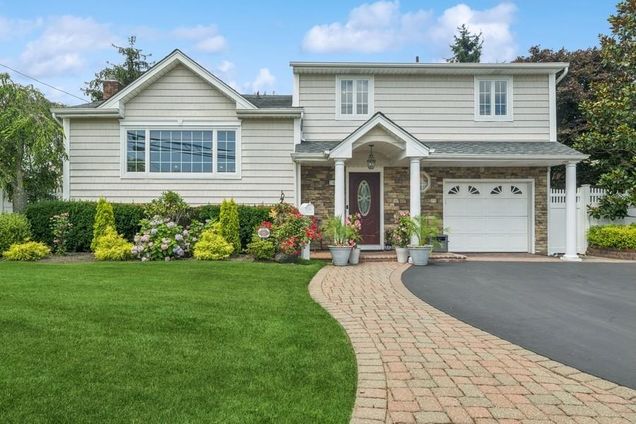 2659 Karen Street Bellmore, NY House Active - Photo 1 of 33. Opens carousel modal