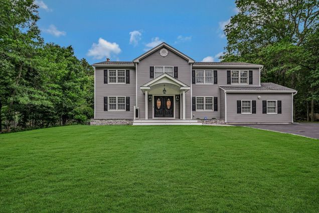 7 Golf Club Circle Manorville, NY House Active - Photo 1 of 43. Opens carousel modal