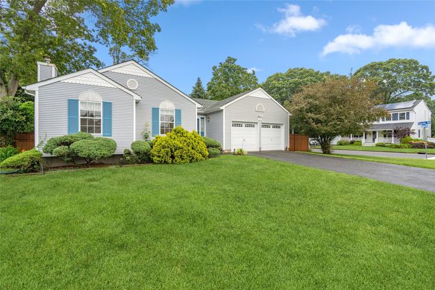 482 Bayport Avenue
