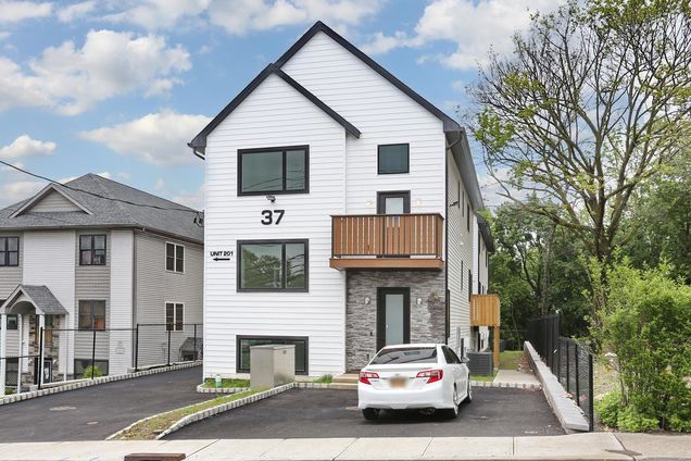 37 Ewing Avenue Unit 202
