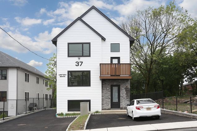 37 Ewing Avenue Unit 201