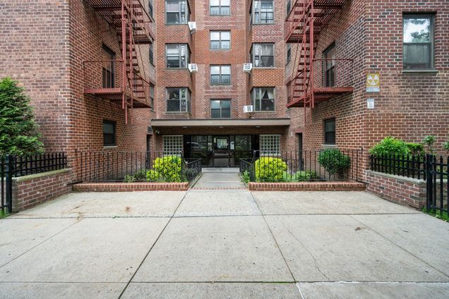 32 40 89th Street Unit 209