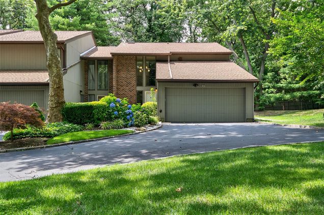 25 Meadowood Drive