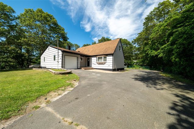 188 W End Avenue Shirley, NY House Active - Photo 1 of 1. Opens carousel modal