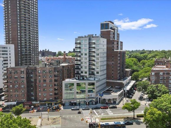124 28 Queens Blvd. Unit 10C
