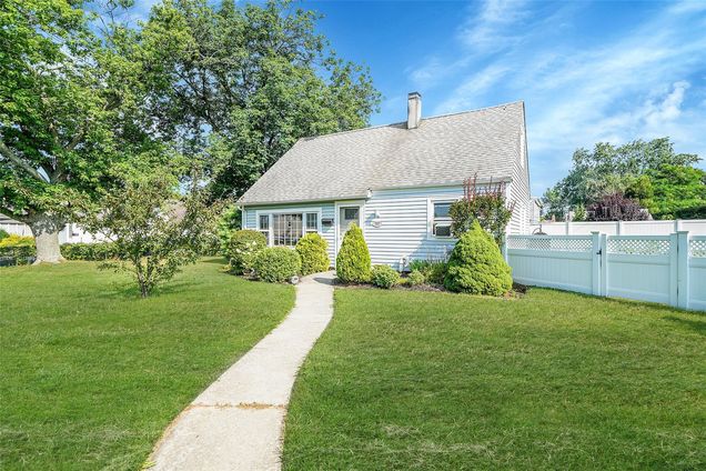 2475 Marshall Avenue North Bellmore, NY House Active - Photo 1 of 17. Opens carousel modal