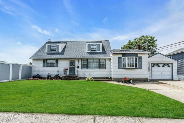 1060 Bruce Place Seaford, NY House Active - Photo 1 of 22. Opens carousel modal