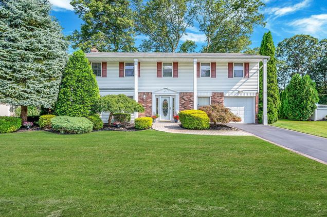 14 Milhouse Lane Lake Grove, NY House Active - Photo 1 of 48. Opens carousel modal