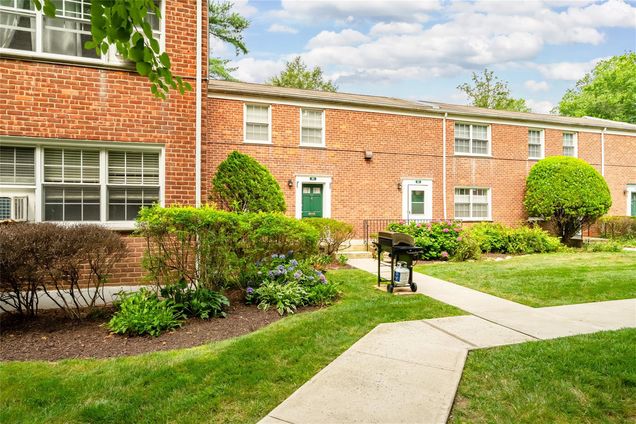3 Fieldstone Drive Unit 93 Hartsdale, NY House Coming Soon - Photo 1 of 26. Opens carousel modal