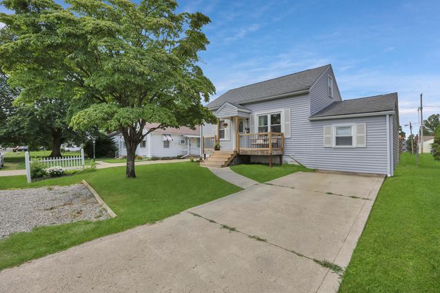 954 Woodlawn Avenue Newark, OH House Active - Photo 1 of 18. Opens carousel modal