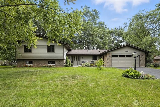 7970 S Oak Court Dayton, OH House Active - Photo 1 of 35. Opens carousel modal
