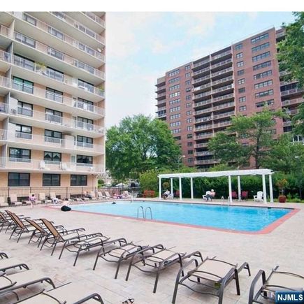 285 Aycrigg Avenue Unit 14F