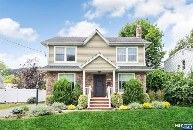 562 Barnett Place Ridgewood, NJ House Active - Photo 1 of 36. Opens carousel modal