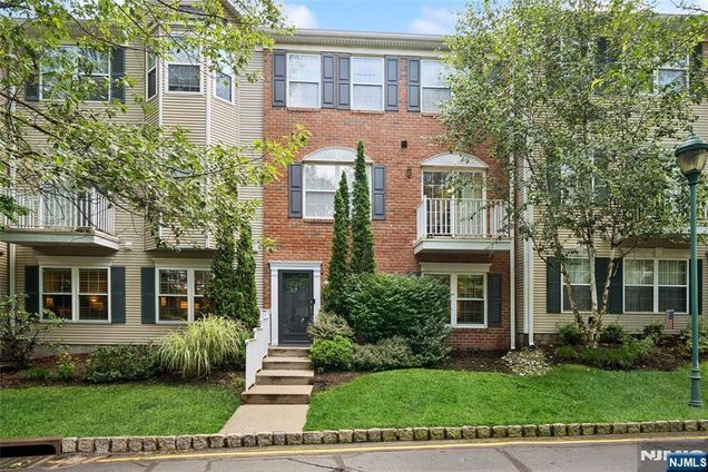 2177 Kent Court Mahwah, NJ Condo Active - Photo 1 of 29. Opens carousel modal