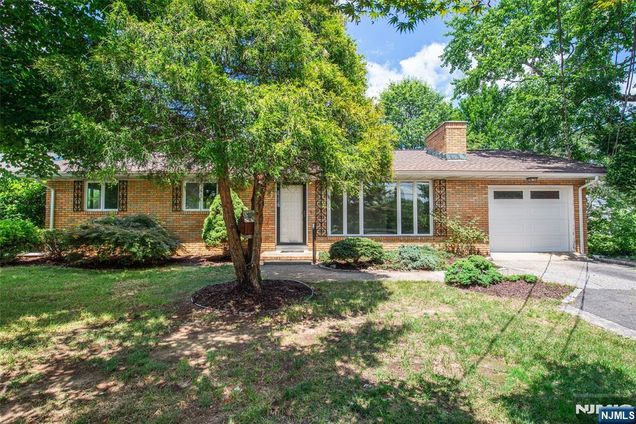 1087 Ratzer Road