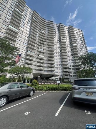 2100 Linwood Unit 22T