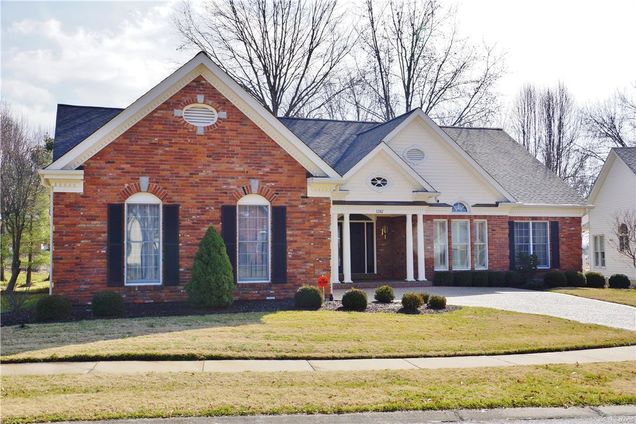 1302 Oaktree Estates Ct Chesterfield, MO Condo Sold - Photo 1 of 20. Opens carousel modal