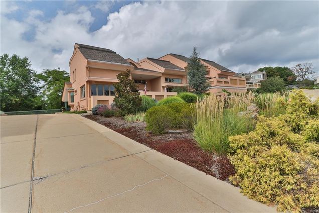 1515 Sommet Place St Louis, MO Condo Sold - Photo 1 of 68. Opens carousel modal