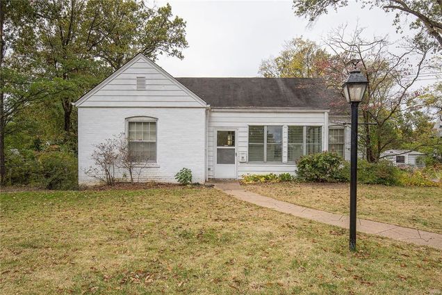 21 Cambridge Court St Louis, MO House Sold - Photo 1 of 11. Opens carousel modal