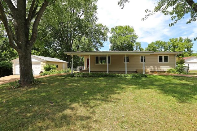 11391 De Runtz Avenue Maryland Heights, MO House Sold - Photo 1 of 29. Opens carousel modal
