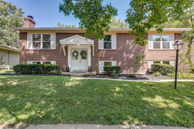 938 Queensbridge Road Manchester, MO House Sold - Photo 1 of 35. Opens carousel modal