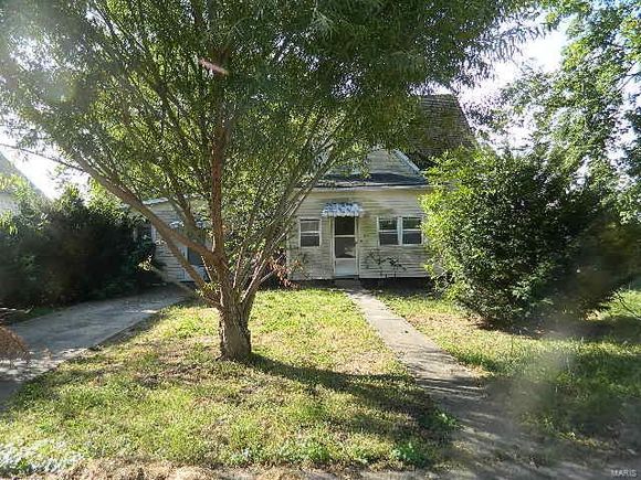 108 E Lincoln Chesterfield, IL House Sold - Photo 1 of 24. Opens carousel modal