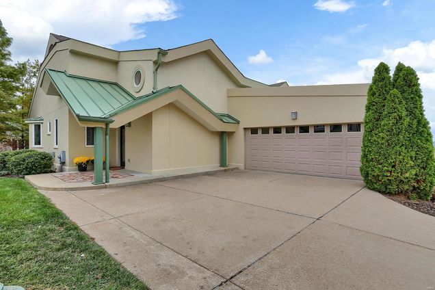 1500 Sommet Place Kirkwood, MO House Sold - Photo 1 of 25. Opens carousel modal