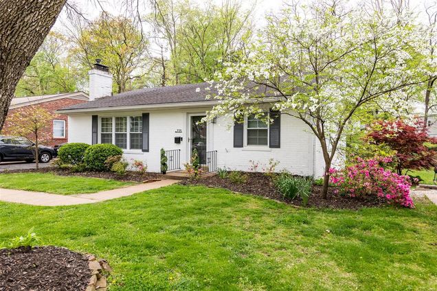 725 W Oak Drive St Louis, MO House Sold - Photo 1 of 33. Opens carousel modal