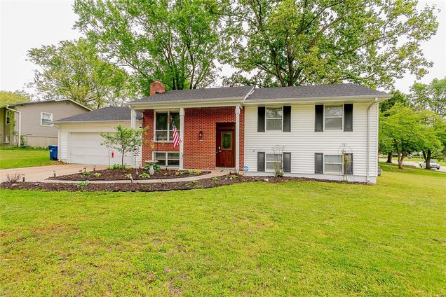 2850 Broadview Avenue Maryland Heights, MO House Sold - Photo 1 of 16. Opens carousel modal