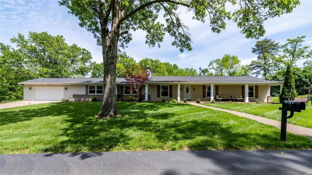 101 Clermont Court Ladue, MO House Sold - Photo 1 of 39. Opens carousel modal