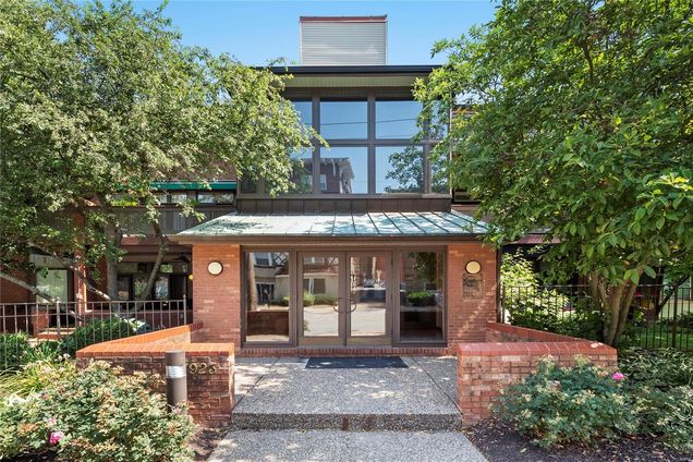 7923 Kingsbury Boulevard Unit 300 Clayton, MO Condo Sold - Photo 1 of 34. Opens carousel modal