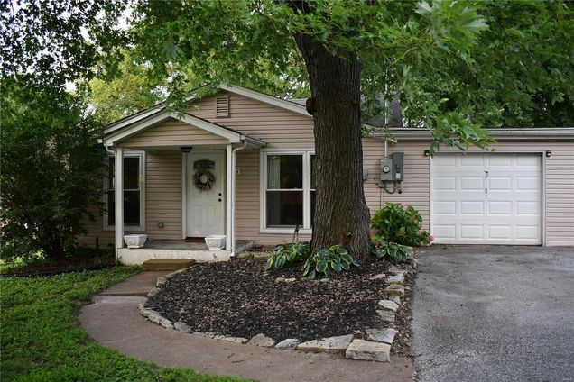 16 Delord Avenue Maryland Heights, MO House Sold - Photo 1 of 30. Opens carousel modal