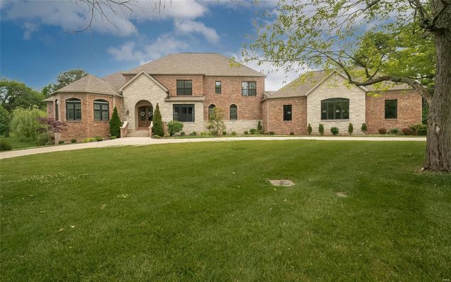 22 Williamsburg Estates Drive Town and Country, MO House Sold - Photo 1 of 44. Opens carousel modal