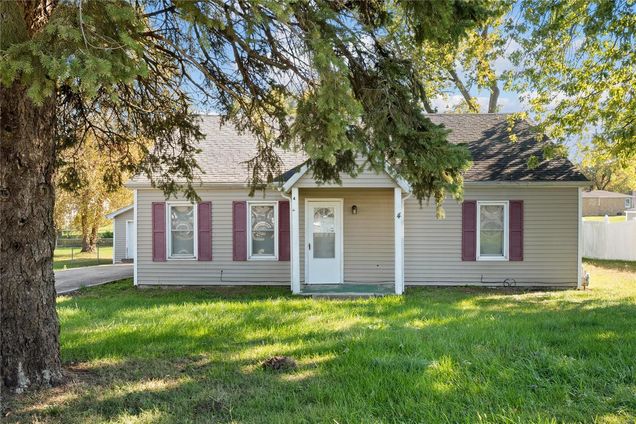 4 Mount Vernon Drive Fairview Heights, IL House Sold - Photo 1 of 25. Opens carousel modal
