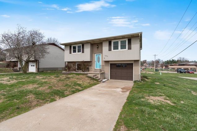 1530 Oak Street Jackson, MO House Sold - Photo 1 of 24. Opens carousel modal