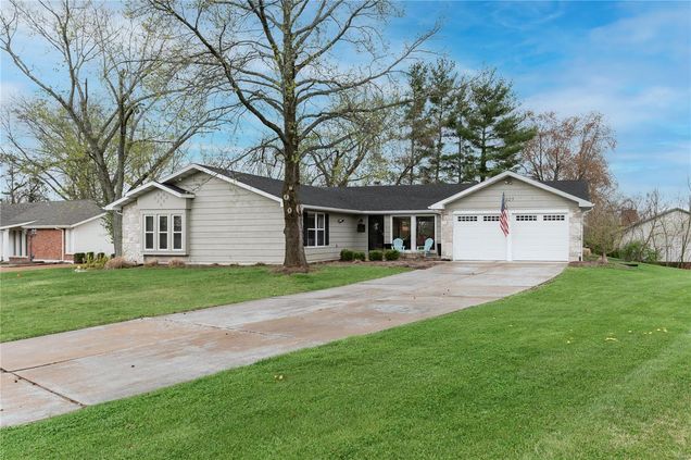 327 Baxter Ballwin, MO House Sold - Photo 1 of 21. Opens carousel modal