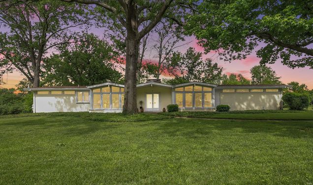 7 W Ladue Estates Drive Creve Coeur, MO House Sold - Photo 1 of 33. Opens carousel modal