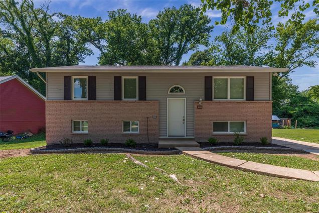 2851 Broadview Avenue Maryland Heights, MO House Sold - Photo 1 of 33. Opens carousel modal