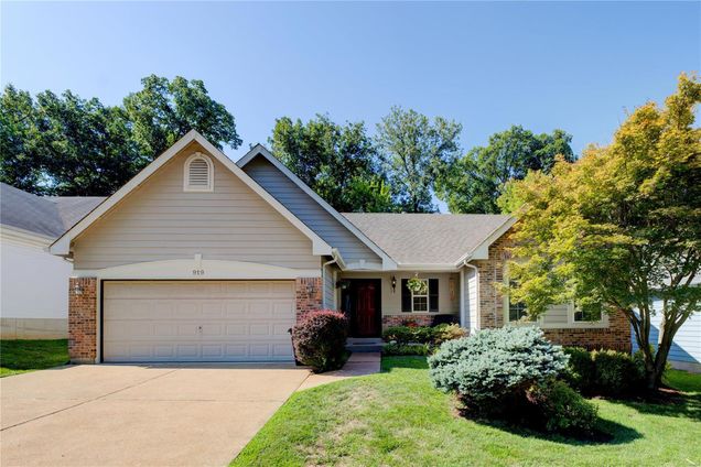 919 Laws Court Valley Park, MO House Sold - Photo 1 of 27. Opens carousel modal